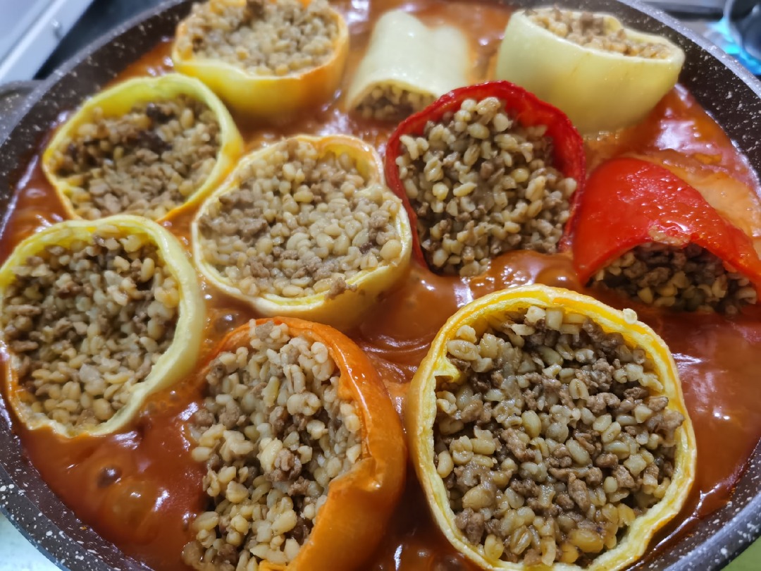 Перцы, фаршированные булгуром и соевым фаршем