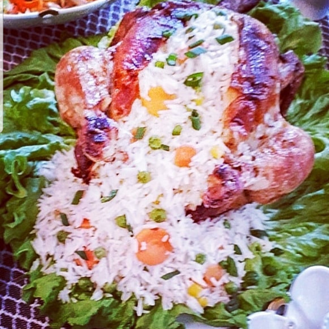 Курица, фаршированная рисом, изюмом и кедровыми орехами