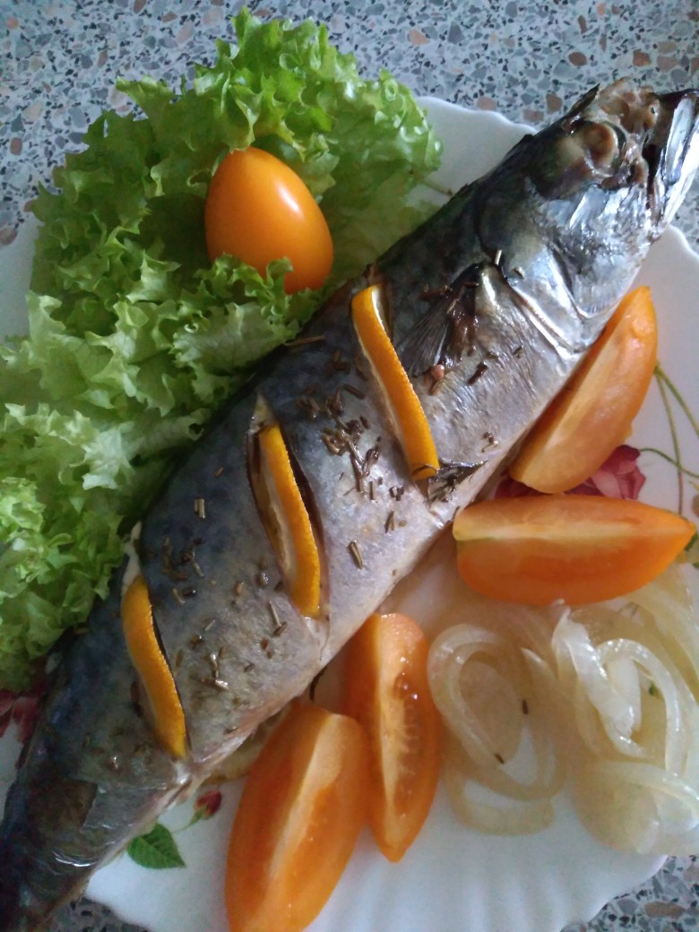 Скумбрия на луковой подушке запеченная в духовке
