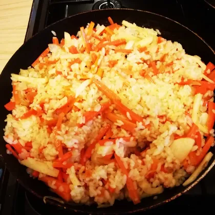 Рис с луком, яблоком и морковью