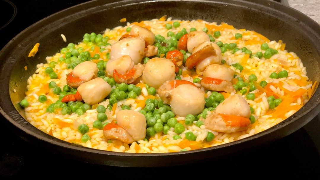 Рис с морскими гребешками и зелёным горошком