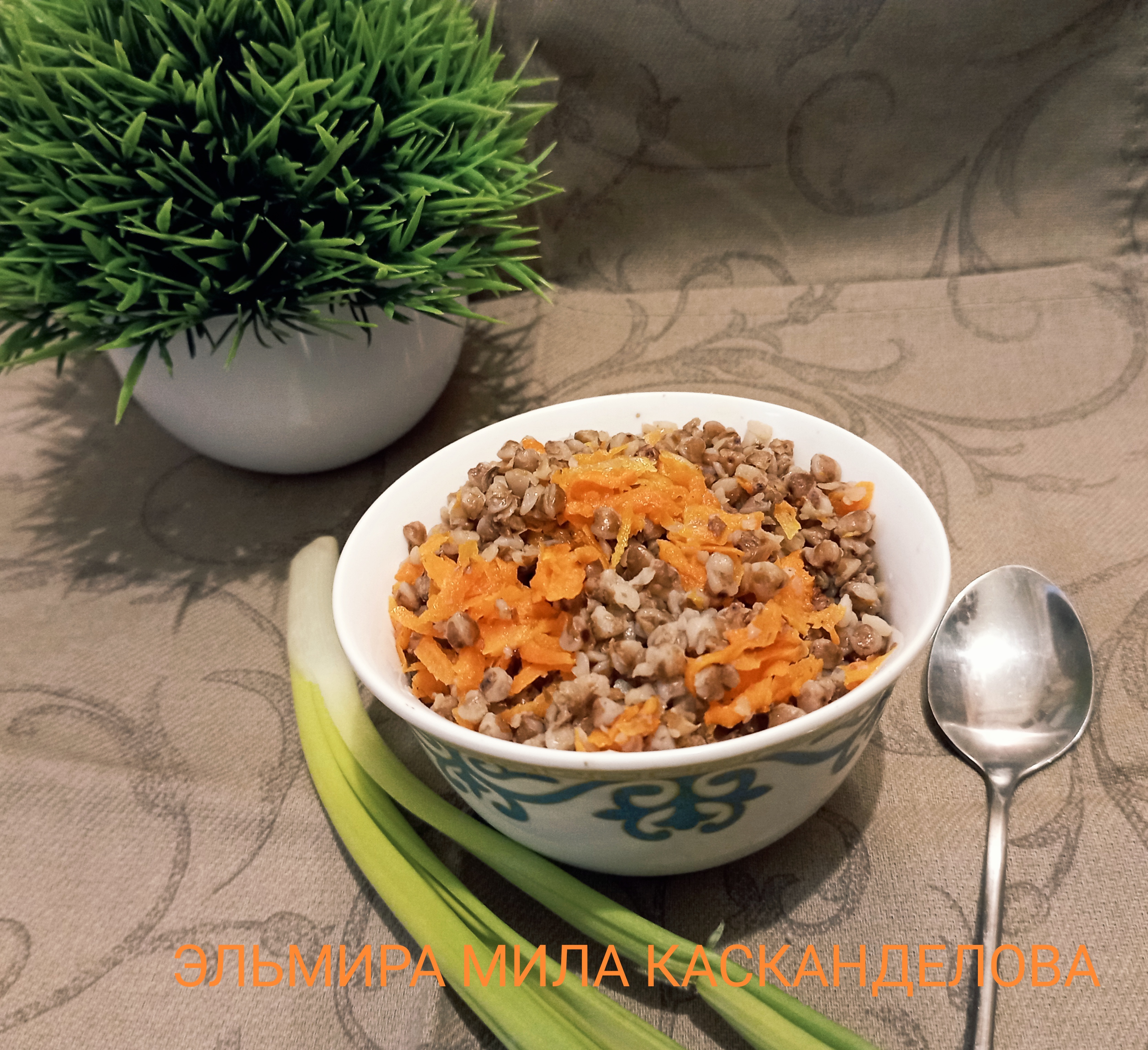 Гречка на сковороде с луком и морковью