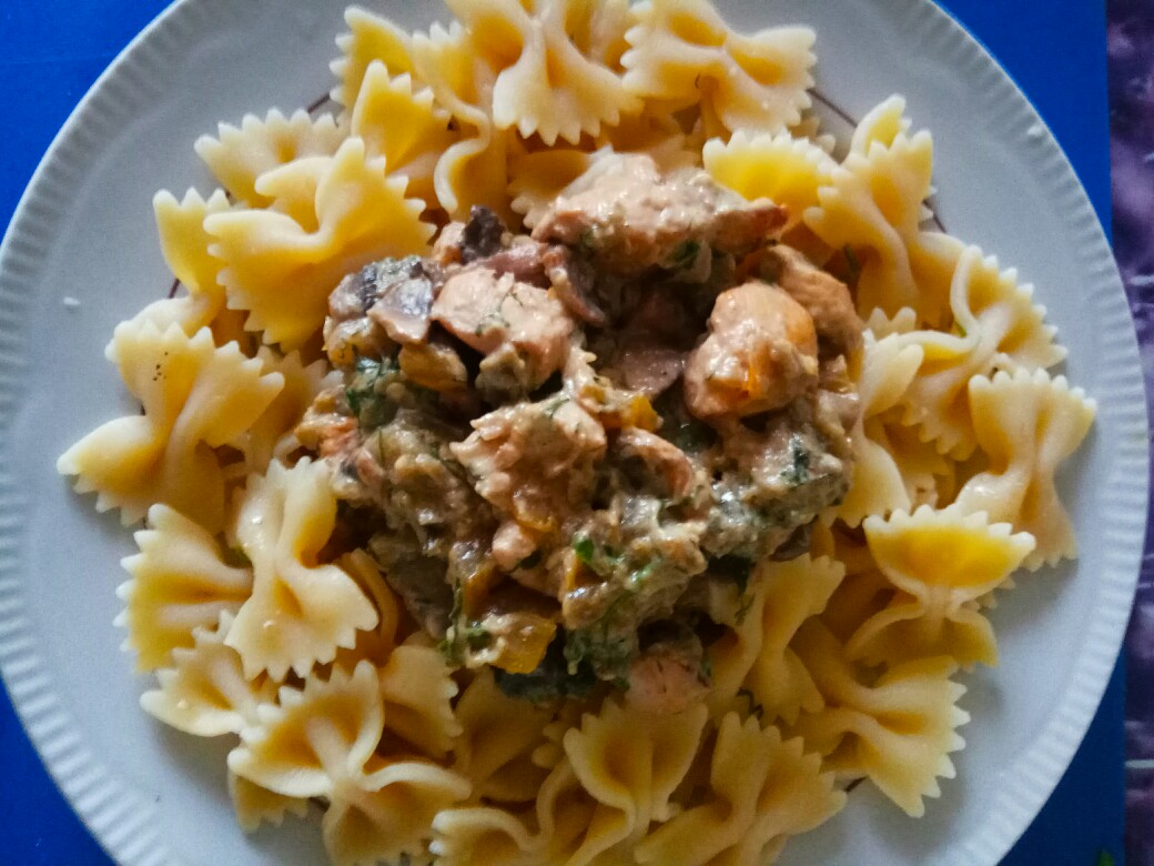 Курочка с овощами и грибами