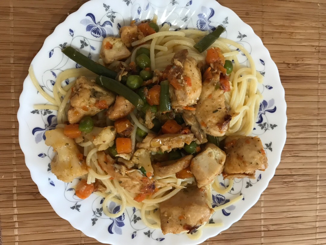 Спагетти с овощами и курицей