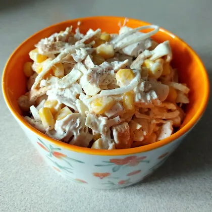 Салат с яичными блинчиками, курицей и кукурузой