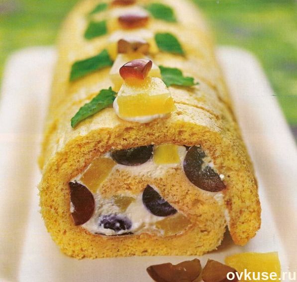 Рулет со сливками и фруктами