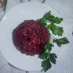 Салат из свёклы с грецкими орехами