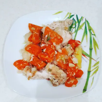 Запечённая куриная грудка с картофелем, морковью и перцем