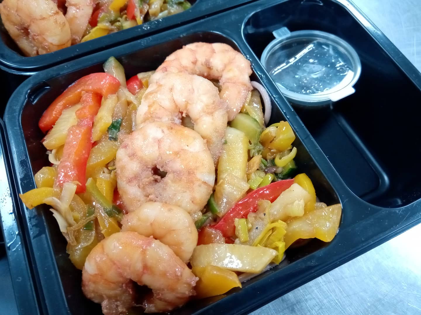 Соба с овощами, ананасом и креветками