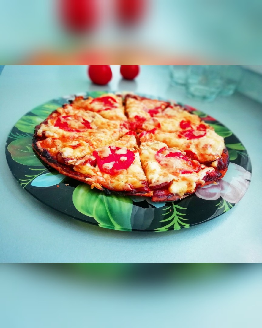 Пицца с колбасками и томатами 🍕🍅