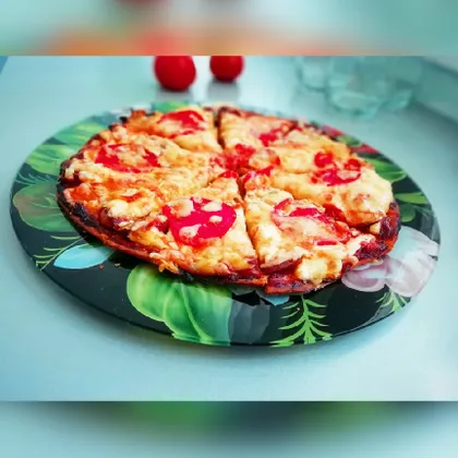 Пицца с колбасками и томатами 🍕🍅