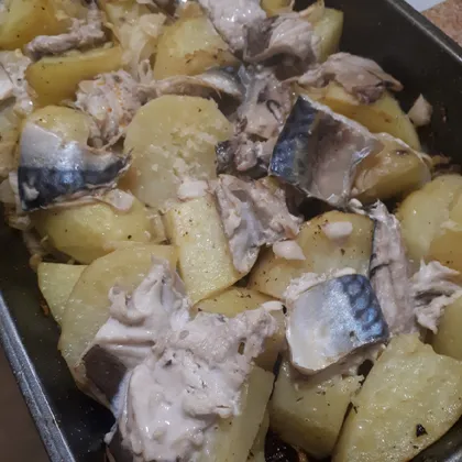 Макрель с картошкой и луком в духовке