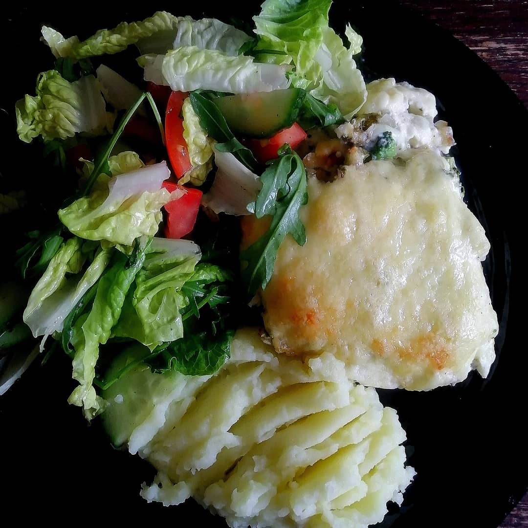 Рецепт: Хек с овощной подушкой - хек с овощами под сыром запеченный в духовке