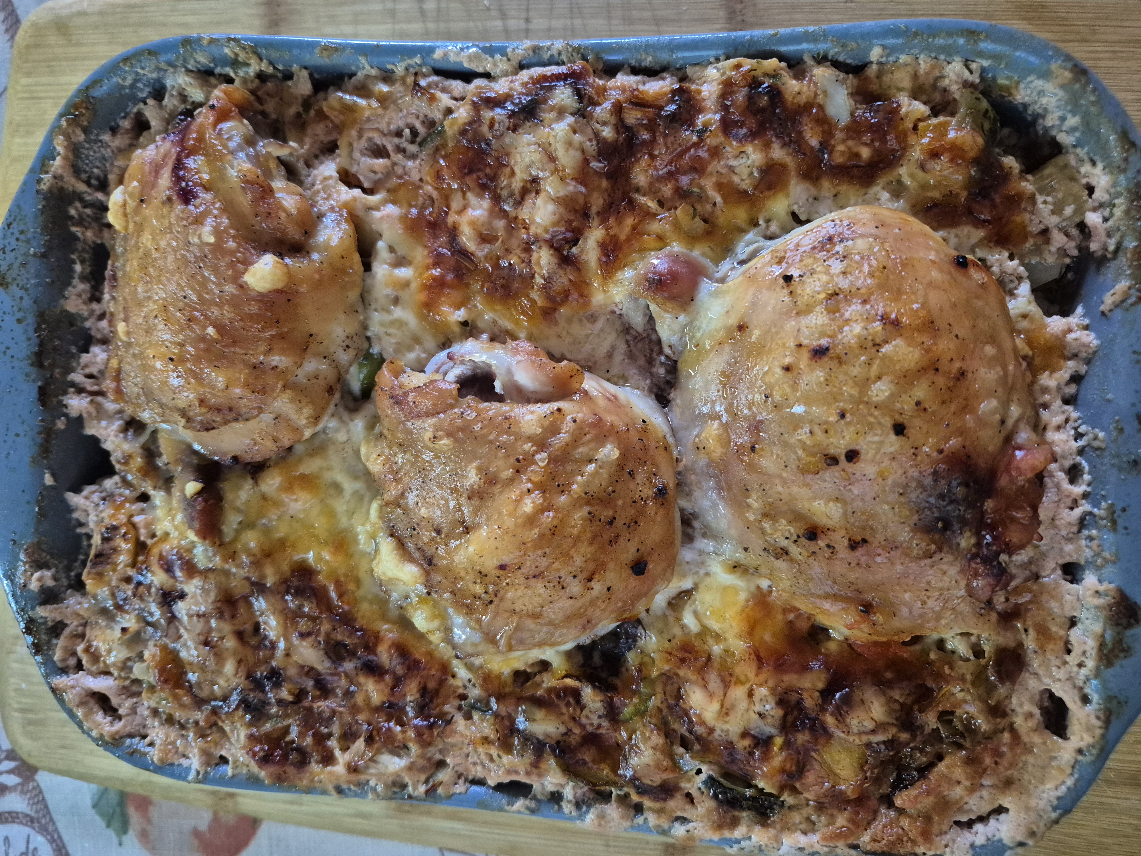 Печёные овощи с куриными бёдрышками