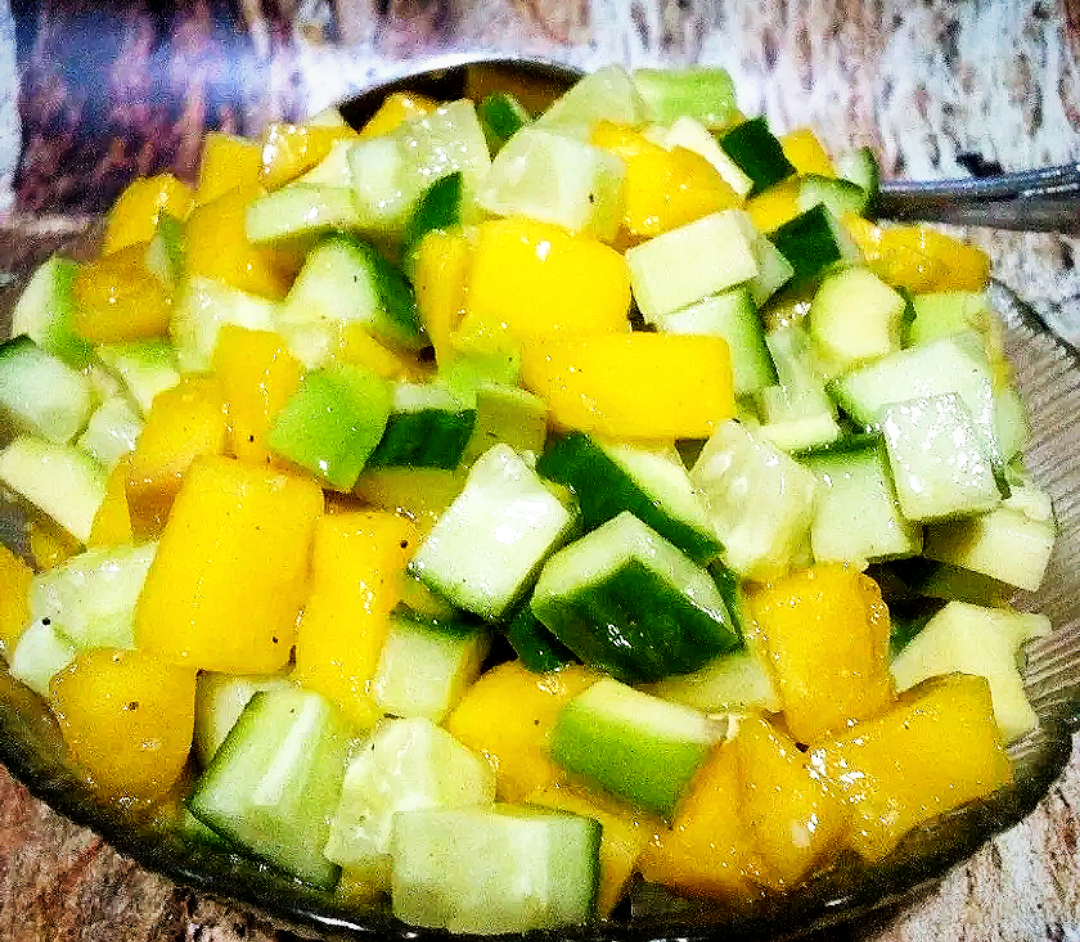 Салат с манго