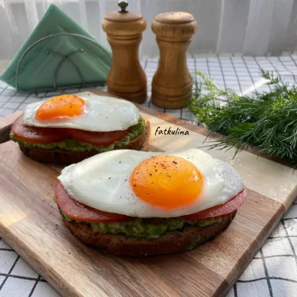 Бутерброды с яйцом, авокадо на завтрак