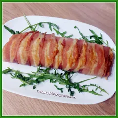 Рулет из куриного фарша в беконе