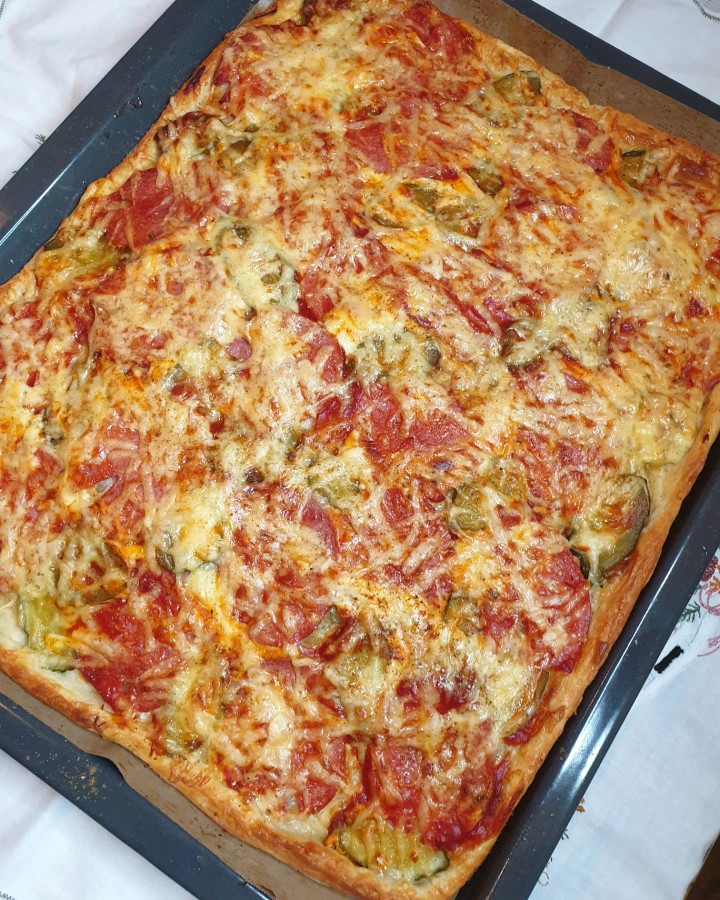 Пицца с колбасой, солёными огурцами под сыром