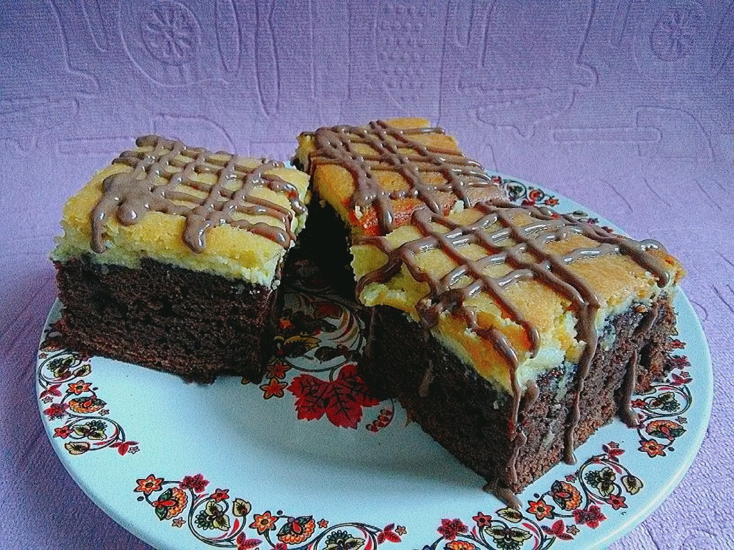 Шоколадный торт-Брауни с муссом из Белого шоколада и карамелизированными бананами