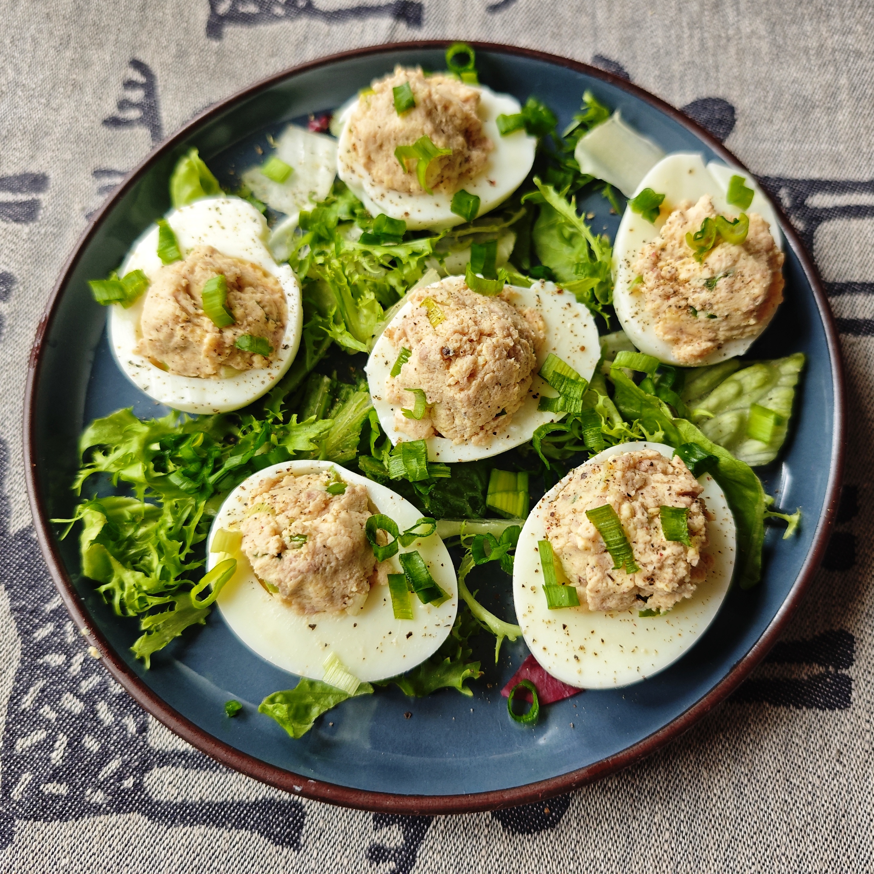 Фаршированные яйца с печенью трески