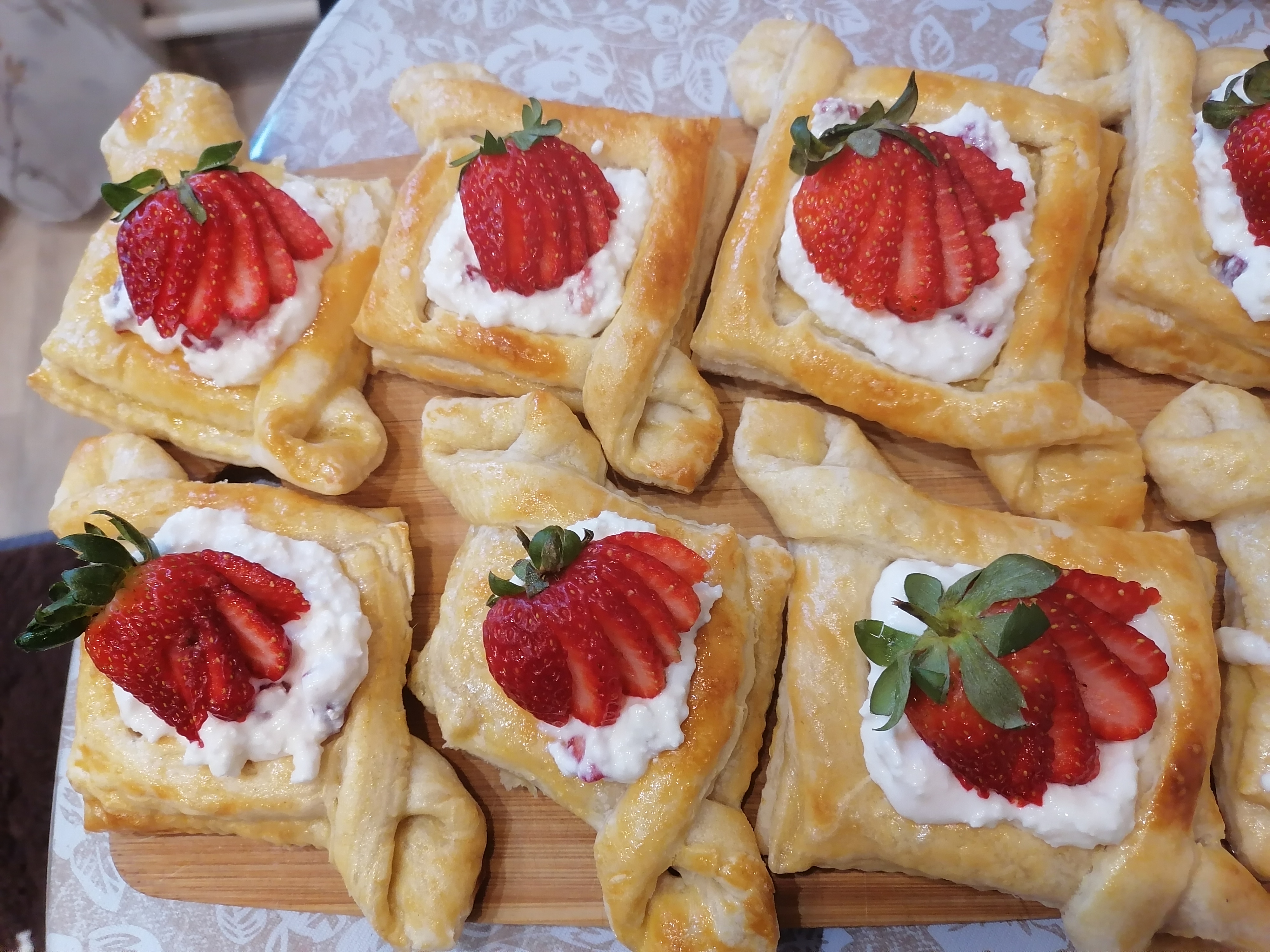 Слойки с творогом и клубникой