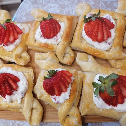 Слойки с творогом и клубникой