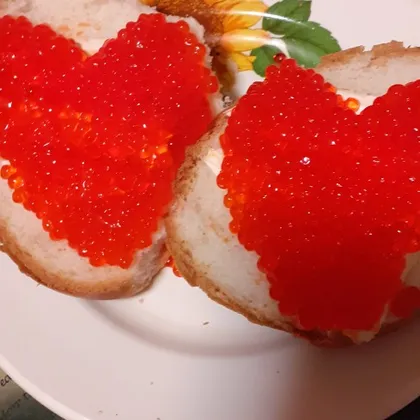 Сердечки бутербродики с маслом и красной икрой