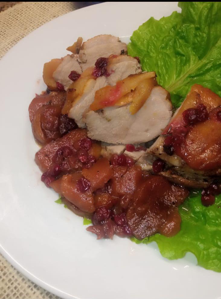 Утиная грудка с яблоками и брусникой 