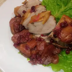 Утиная грудка с яблоками и брусникой 