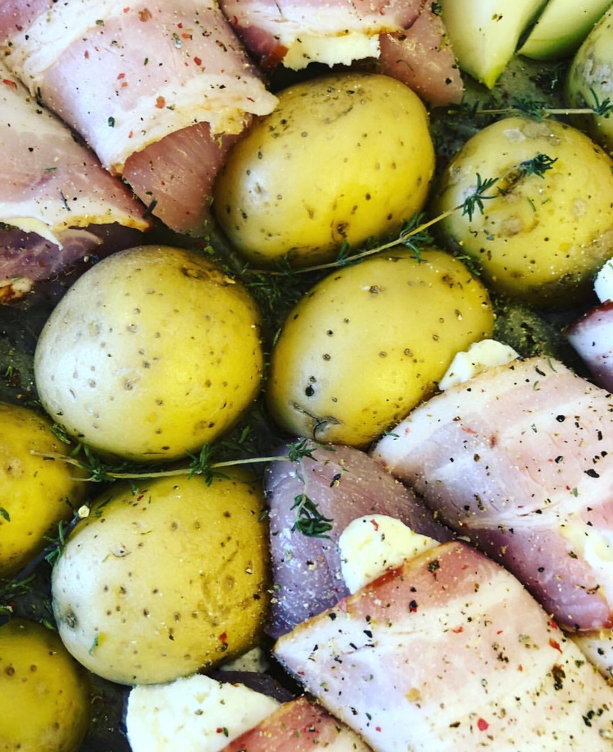 Крученики из грудки индейки, моцареллы, бекона и запечённого картофеля в мундире