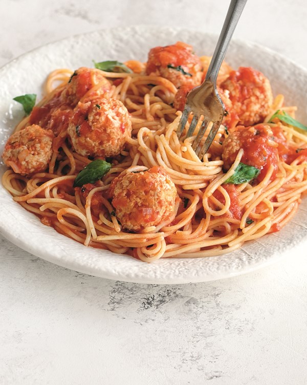 Спагетти с фрикадельками из индейки и томатным соусом