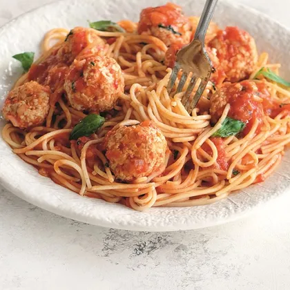 Спагетти с фрикадельками из индейки и томатным соусом
