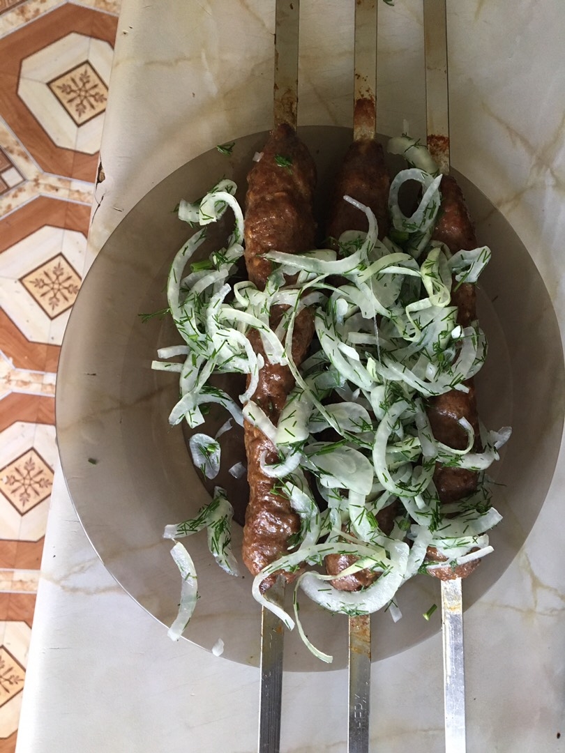 Люля-кебаб на мангале из курицы и говядины с гранатовым соусом