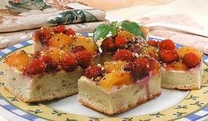Малиновое пирожное с орехами