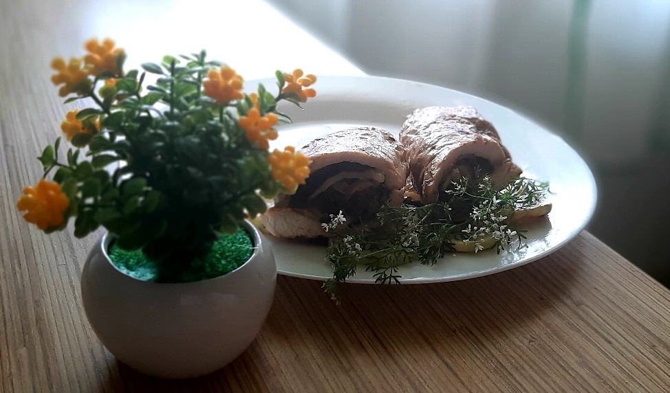🐤Сочный куриный рулет, на подушке из кабачков 🐤
