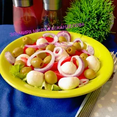 Салат с помидорами, моцареллой и оливками