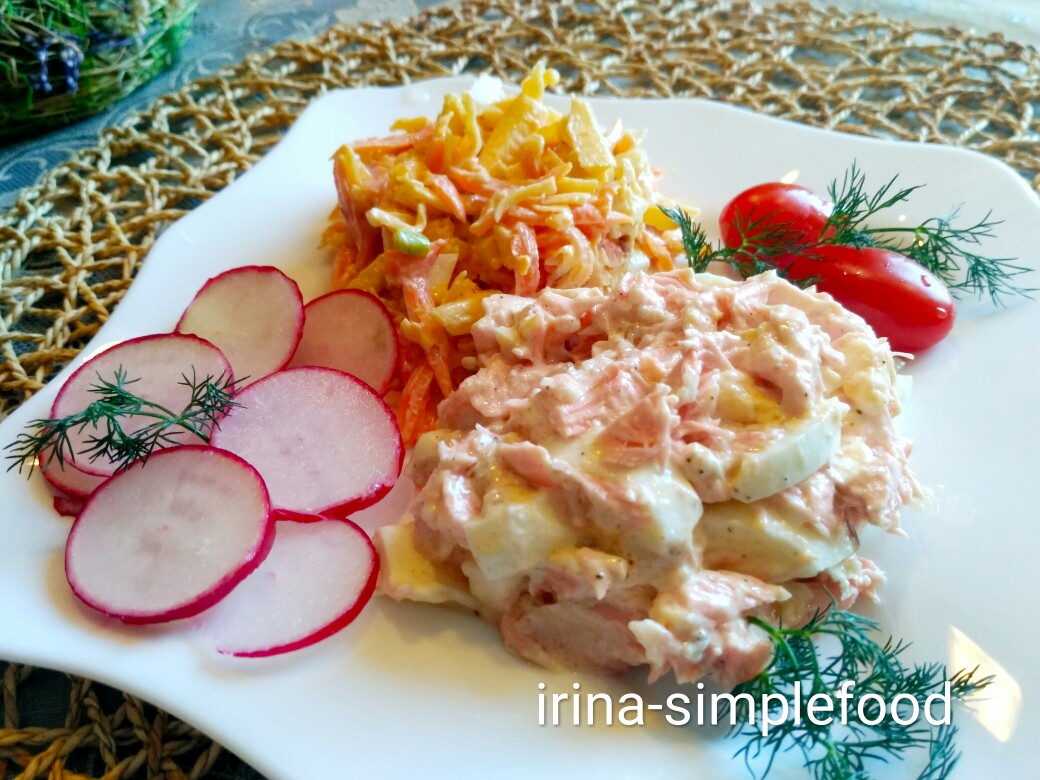 Закуска из лосося с салатом из моркови и сыра