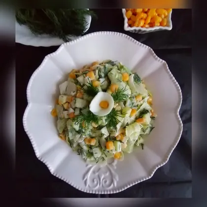Салат с кукурузой, огурцом, яйцом и колбасой