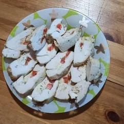 Запеченная куриная грудка с творожным сыром и помидором