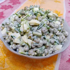 Пикантный салат с яйцом, зелёным луком и горошком 🥗