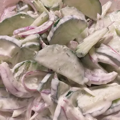 Огуречный салат со сметаной