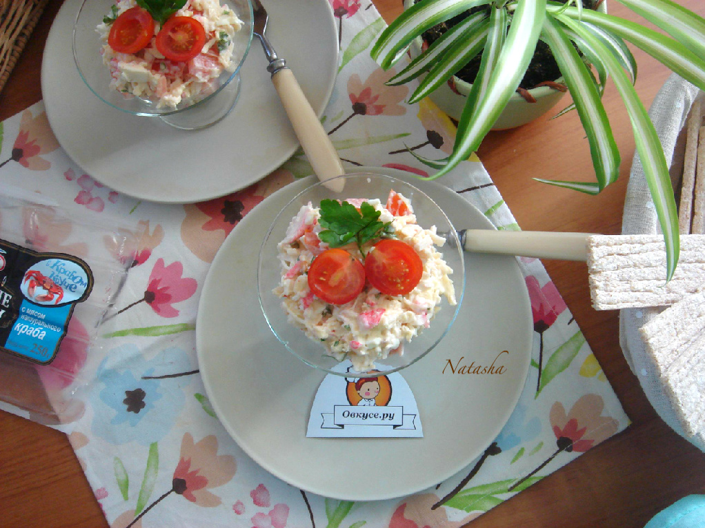 Салат с крабовыми палочками и помидорами