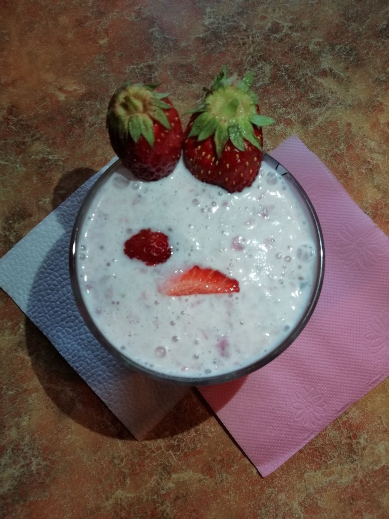 Клубничный коктейль 🍹 🍓🍌🍦