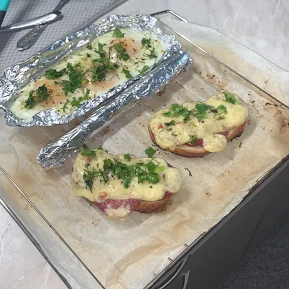 Завтрак из бутербродов, яиц и сосисок в духовке