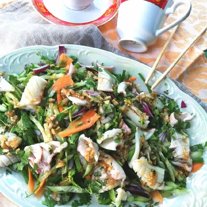 Простой салат с кальмарами и огурцами