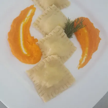 Равиоли с сыром и морковным пюре