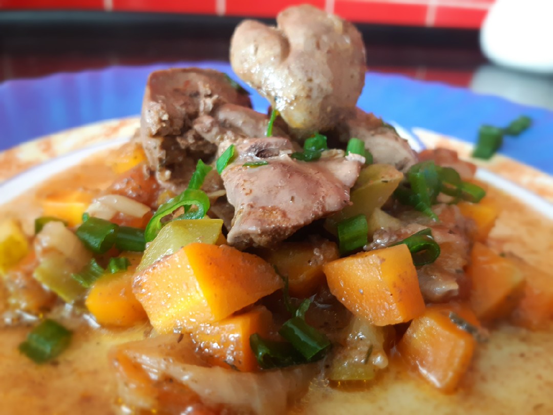 Куриная печень с овощами