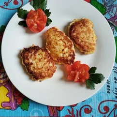 Куриные оладьи на сковороде с овощами