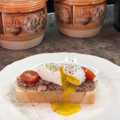 Вкусный завтрак с яйцом-пашот