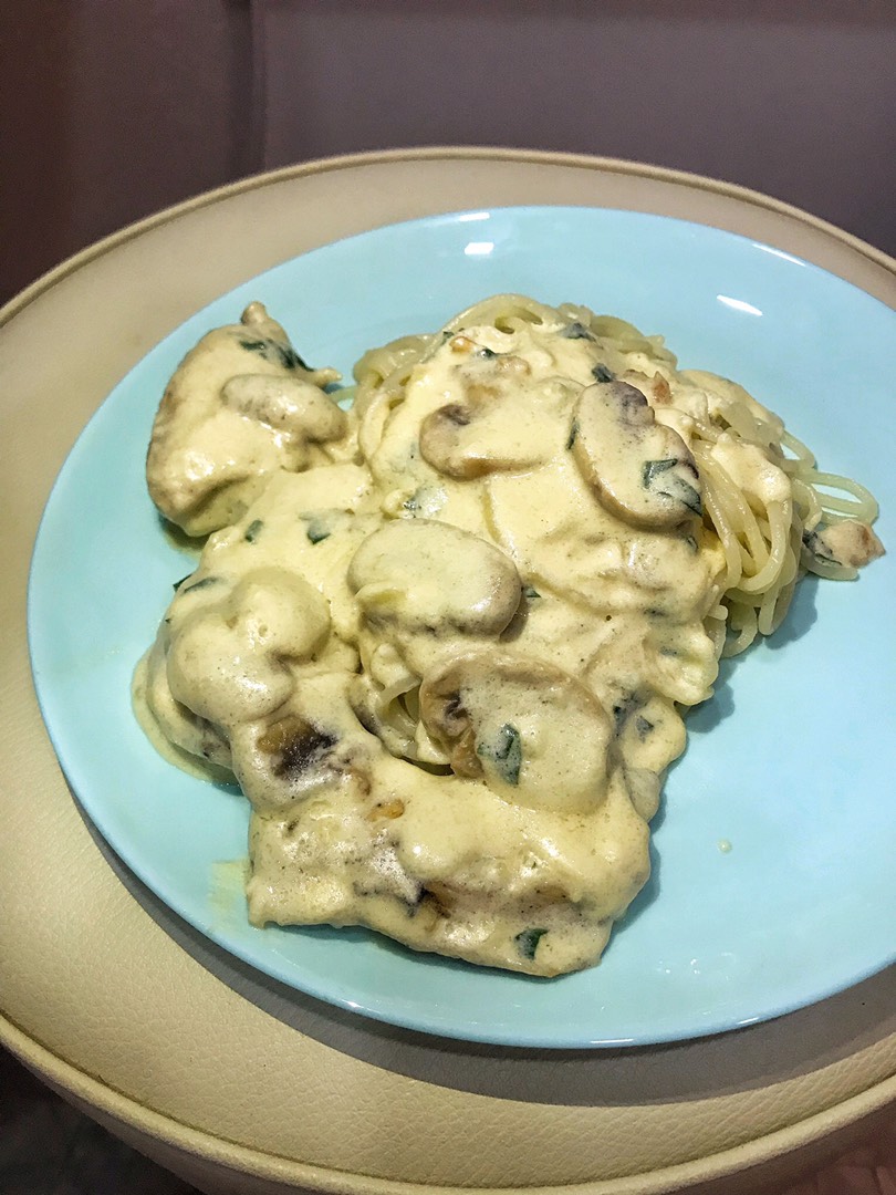 Макароны в сливочном соусе с курицей и грибами